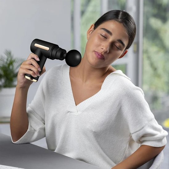 femme avec gilet blanc masse cou avec pistolet de massage