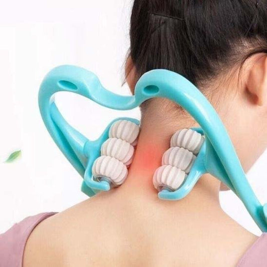 femme avec rouleau de massge bleu sur nuque