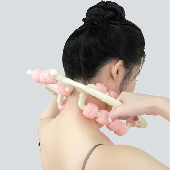 femme cheveux noir avec rouleau de massage sur cou