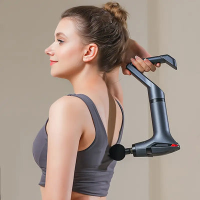 femme masse dos avec pistolet de massage