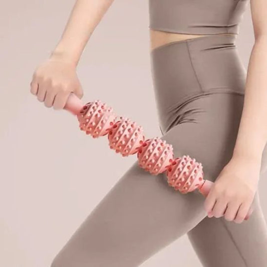 femme pantalon gris roule rouleau de massage rose