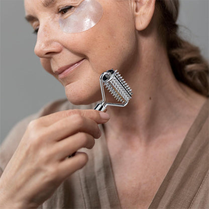 femme peignoir brun roule rouleau de massage sur visage
