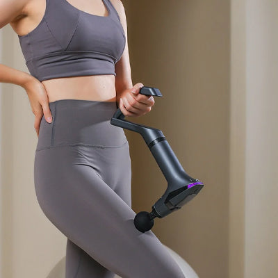femme pistolet de massage sur devant cuisse