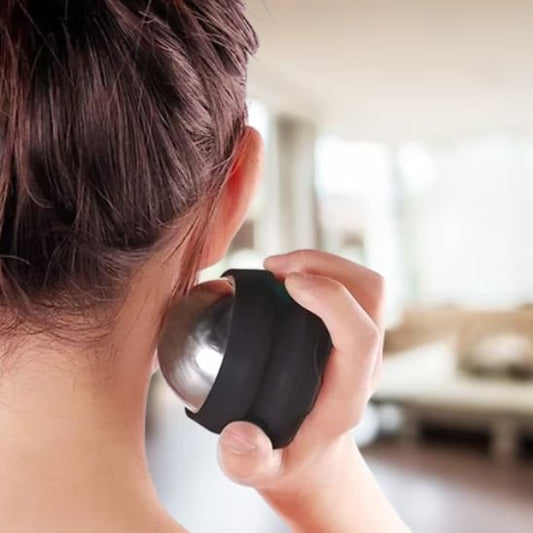 femme roule boule de massage sur cou avec fond flou