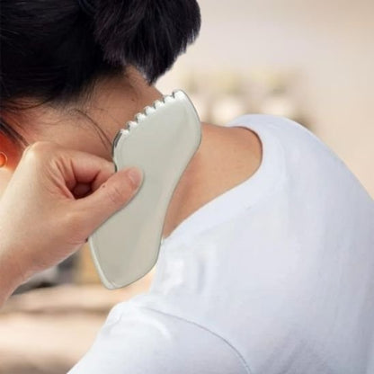 main sur gua sha femme en teeshirt blanc dans la chambre a coucher