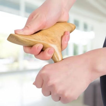 main sur gua sha sur une main dans le salon