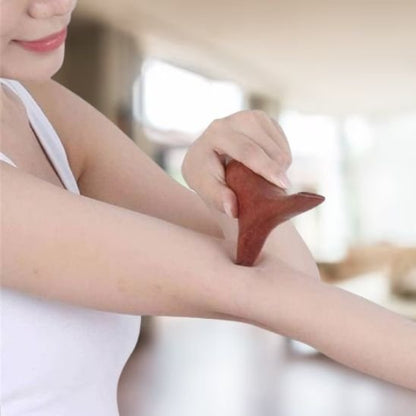 main sur gua sha sur avant bras dans le salon