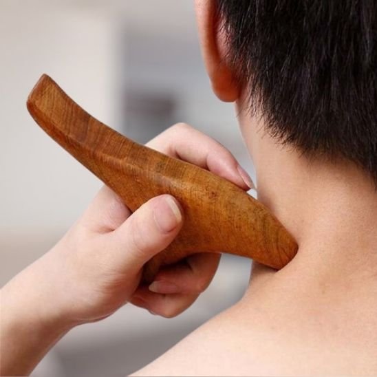 main sur gua sha sur le cou dans le salon