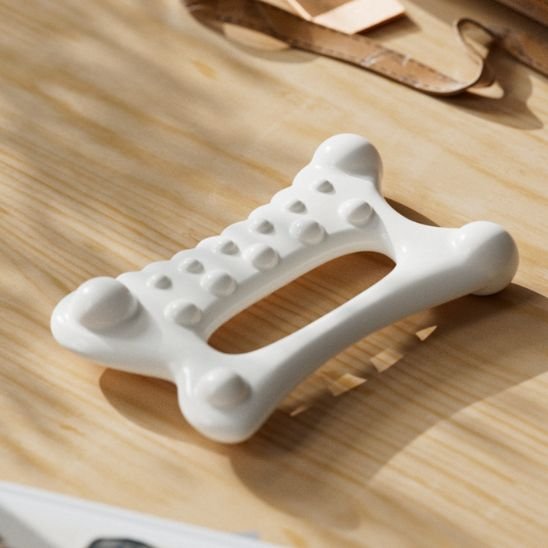 gua sha sur une table en bois