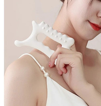 main sur gua sha sur épaule fond beige