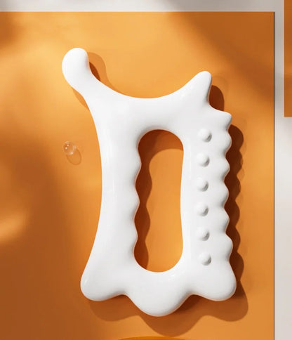 gua sha sur un carton orange