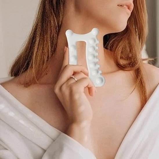 main sur gua sha sur le cou fond flou