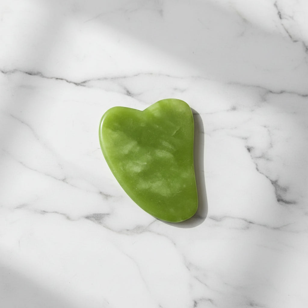 gua sha visage sur table de marbre