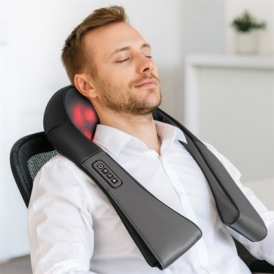 homme chemise blanc chaise ordinateur avec appareil de massage