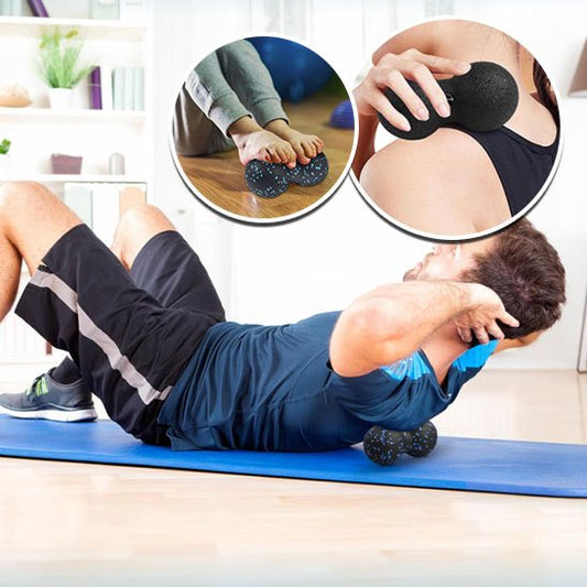 homme coucher sur tapis bleu avec boule de massage entre omoplate