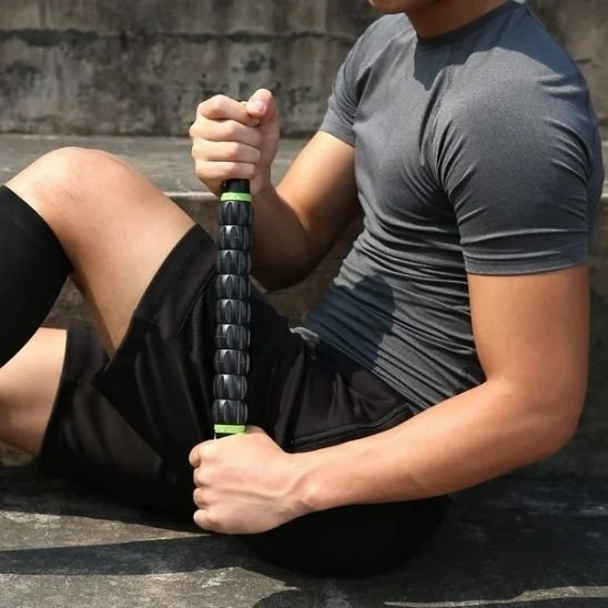 homme gris noir rouleau de massage noir cuisse