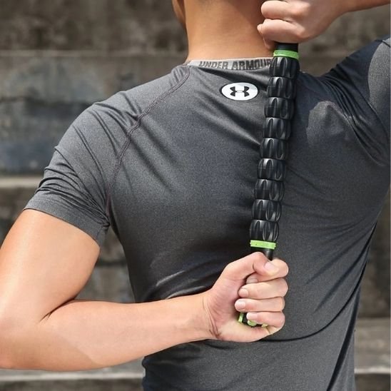 homme gris noir rouleau de massage noir cuisse