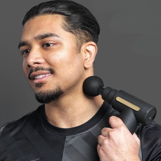 homme noir masse sous oreille avec pistolet de massage