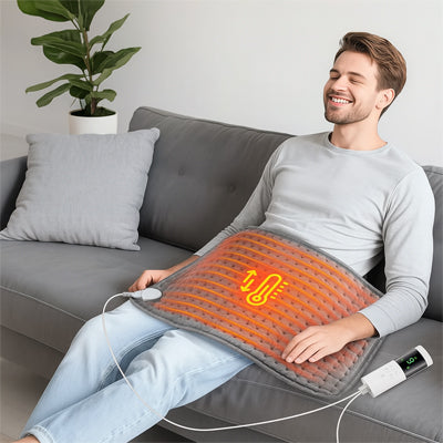 homme souriant assis sur sofa avec coussin chauffant
