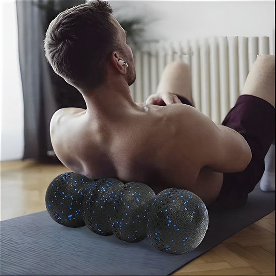 homme torse nu dos sur rouleau de massage