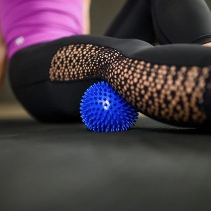 jambe pantalon noir sur boule de massage bleu