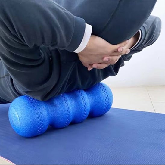 main croisser deriere la tete dos sur rouleau de massage