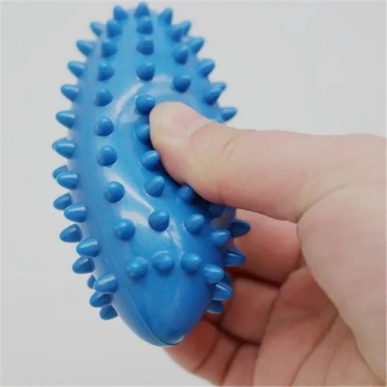 main écrase boule de massage bleu entre doigt