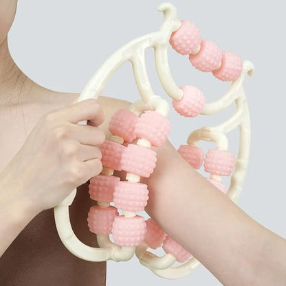 main passe rouleau de massage sur bras fond blanc