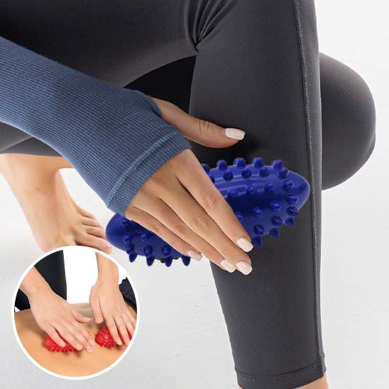 main roule boule de massage allonge sur jambe pantalon noir