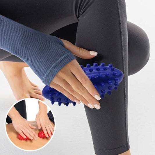 main roule boule de massage allonge sur jambe pantalon noir