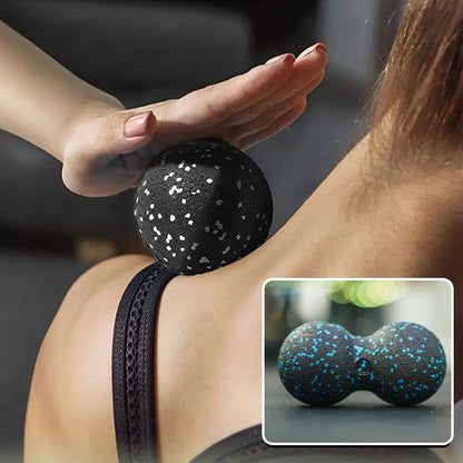 main roule boule de massage noir sur epaule