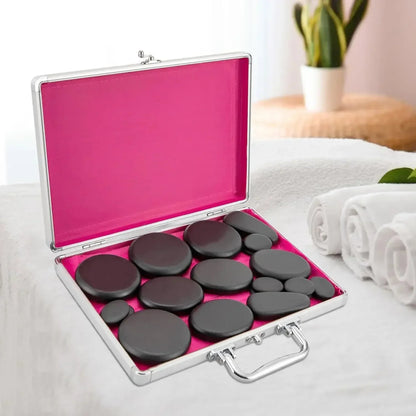 coffret de massage aux pierres chaudes avec 3 serviettes roulé sur fond flou
