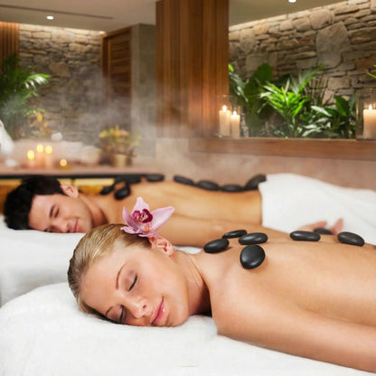  homme et femme avec massage aux pierres chaudes sur le dos dans une salle de massage