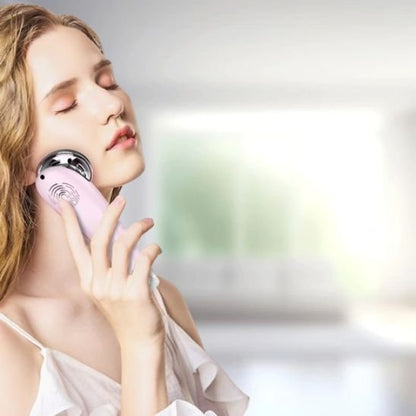 femme avec masseur visage devant une fenêtre flou