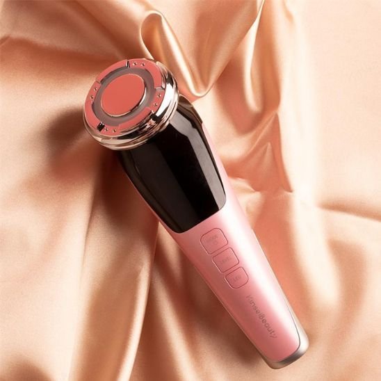 Masseur visage sur drap orange flou