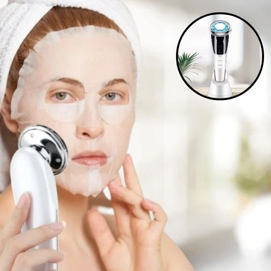 Masseur visage sur femme avec un masque facial devant une fenêtre