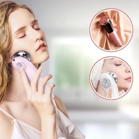 femme avec masseur visage devant une fenêtre flou