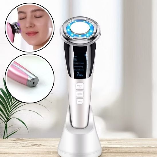 Masseur visage sur une table de bois devant une fenêtre