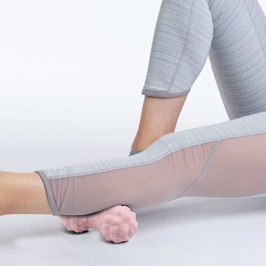 molet etendu sur boule de massage rose