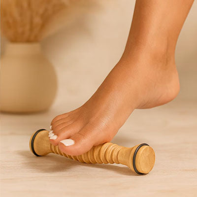 pied avec ongle blanc sur rouleau de massage