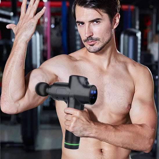 homme dénudé pistolet de massage
dans sa main fond flou