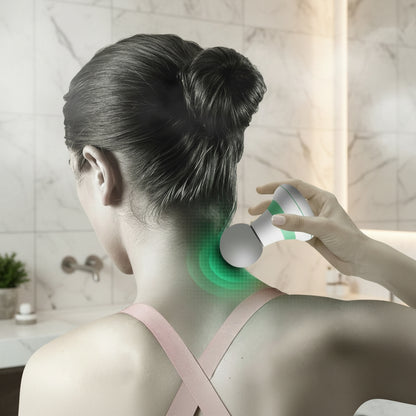 main de femme sur pistolet de massage blanc sur cou lumière vert dans une salle de bain