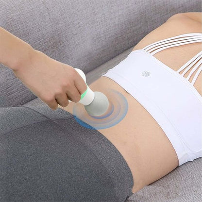 femme en pantalon gris camisole blanc pistolet de massage fond gris