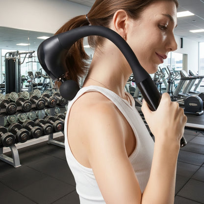 femme en camisole blanc avec pistolet de massage dans un gymnase