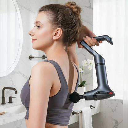 femme masse dos avec pistolet de massage dans la salle de bain