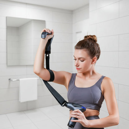 femme avec pistolet de massage dans la salle de bain