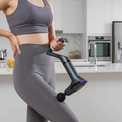 femme avec pistolet de massage dans la cuisine