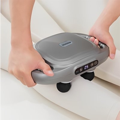 pistolet de massage gris sur mollet blanc