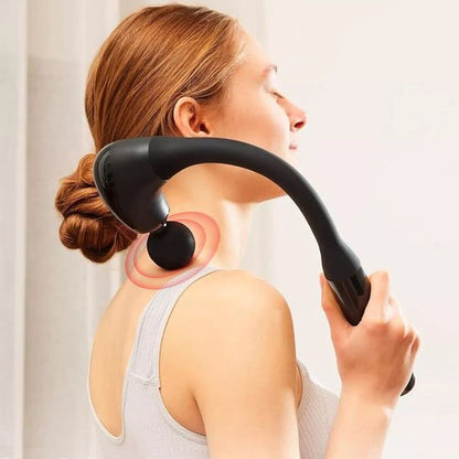 femme en camisole blanche pistolet de massage noir fond blanc flou