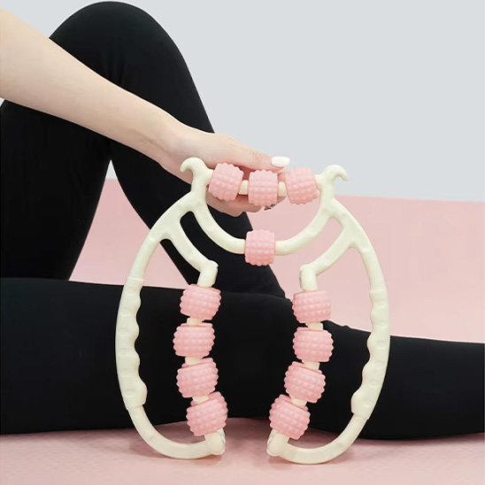 presentation rouleau de massage devant jambe noir fond blanc rose